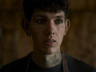 Das Bild zeigt einen jungen Mann mit schockiertem Gesichtsausdruck